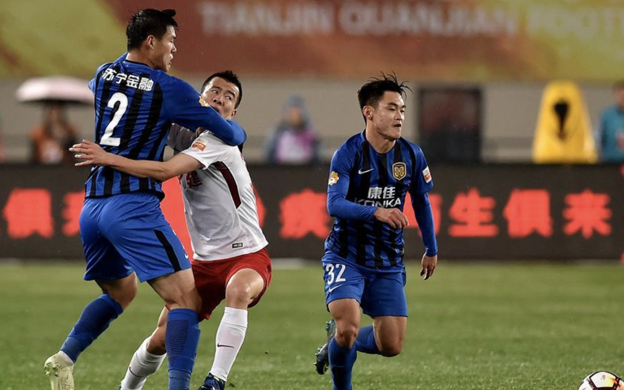 赛前山东泰山防线松动——荷甲节点到来，球迷炸锅，团队化学反应显著的简单介绍